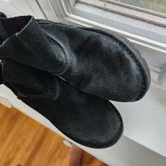 UGG Women's Classic Unlined Mini Perf Boots size 7 in black - Picture 9 of 11